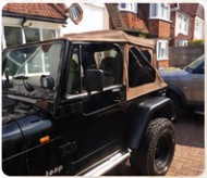 Bok czarnego Jeepa Wrangler YJ